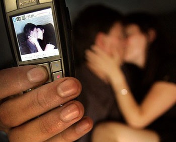 sex-phone-kissing.jpg